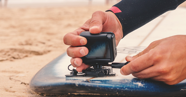 caméra sur planche de surf